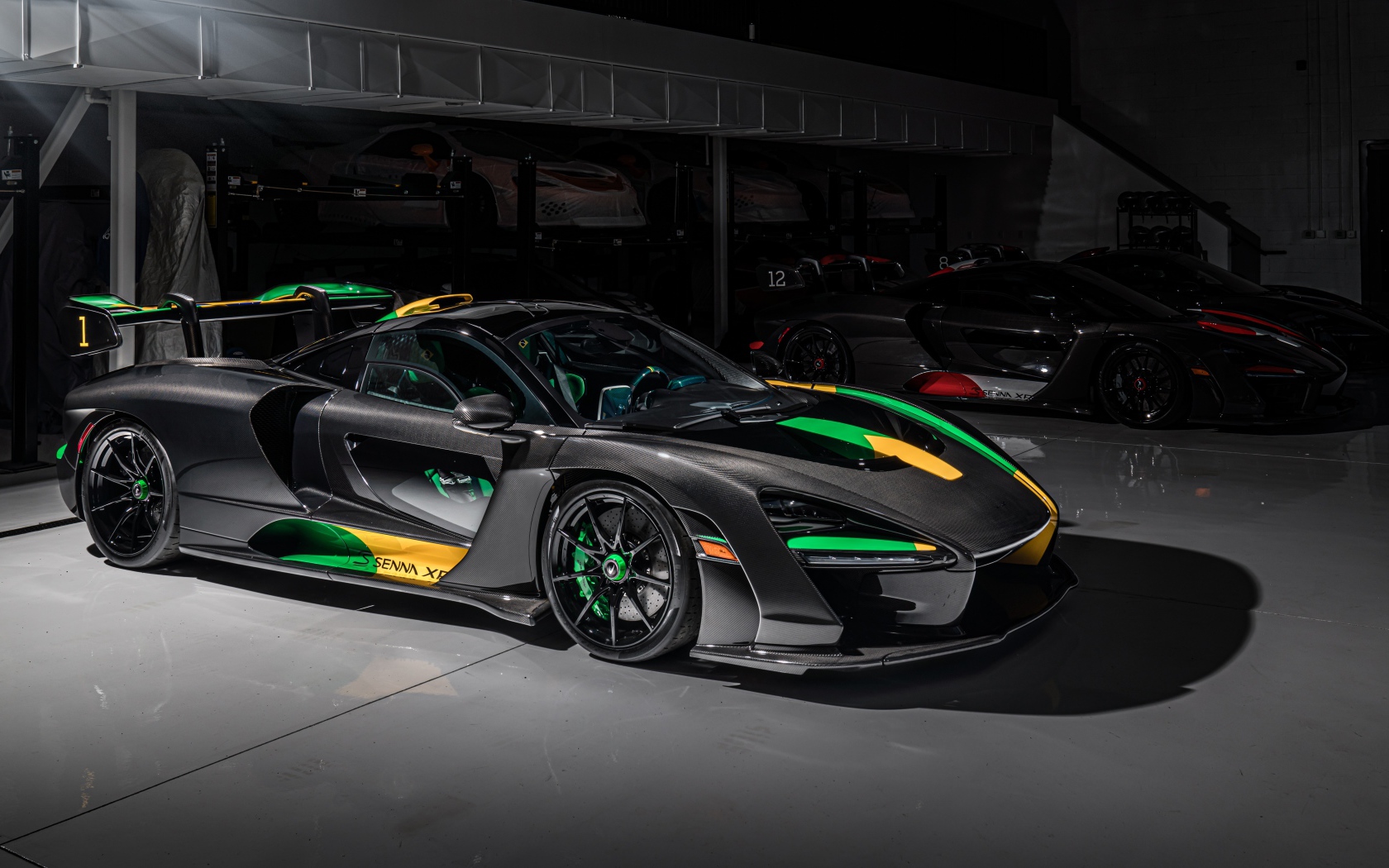 Спортивный автомобиль McLaren Senna XP, 2019 года в гараже