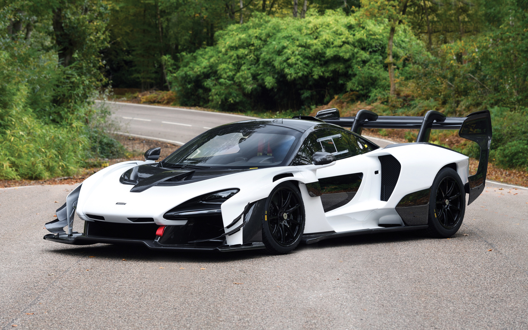 Белый спортивный автомобиль McLaren Senna GTR 2019 года на дороге