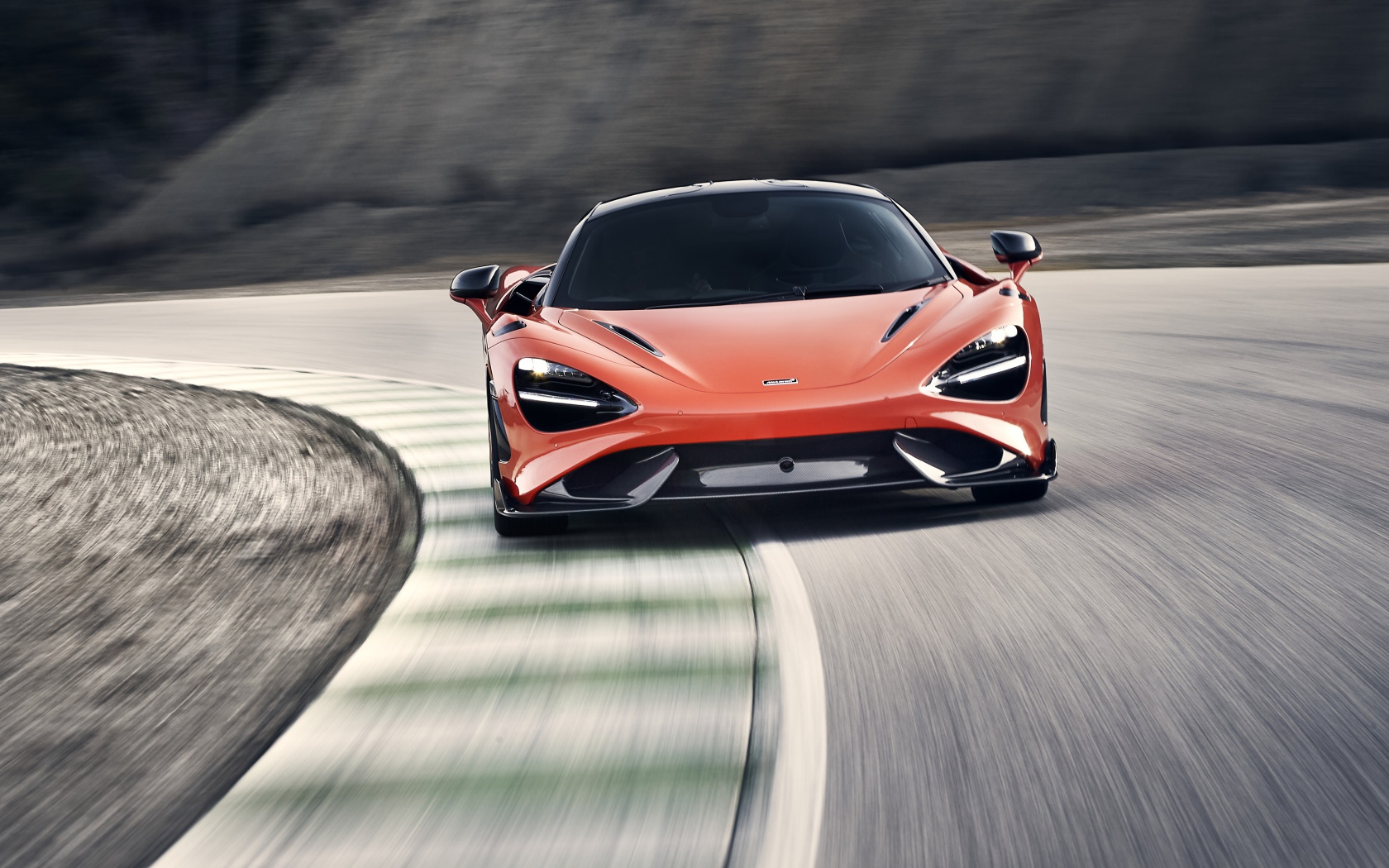 Спортивный автомобиль McLaren 765LT 2020 года на трассе 