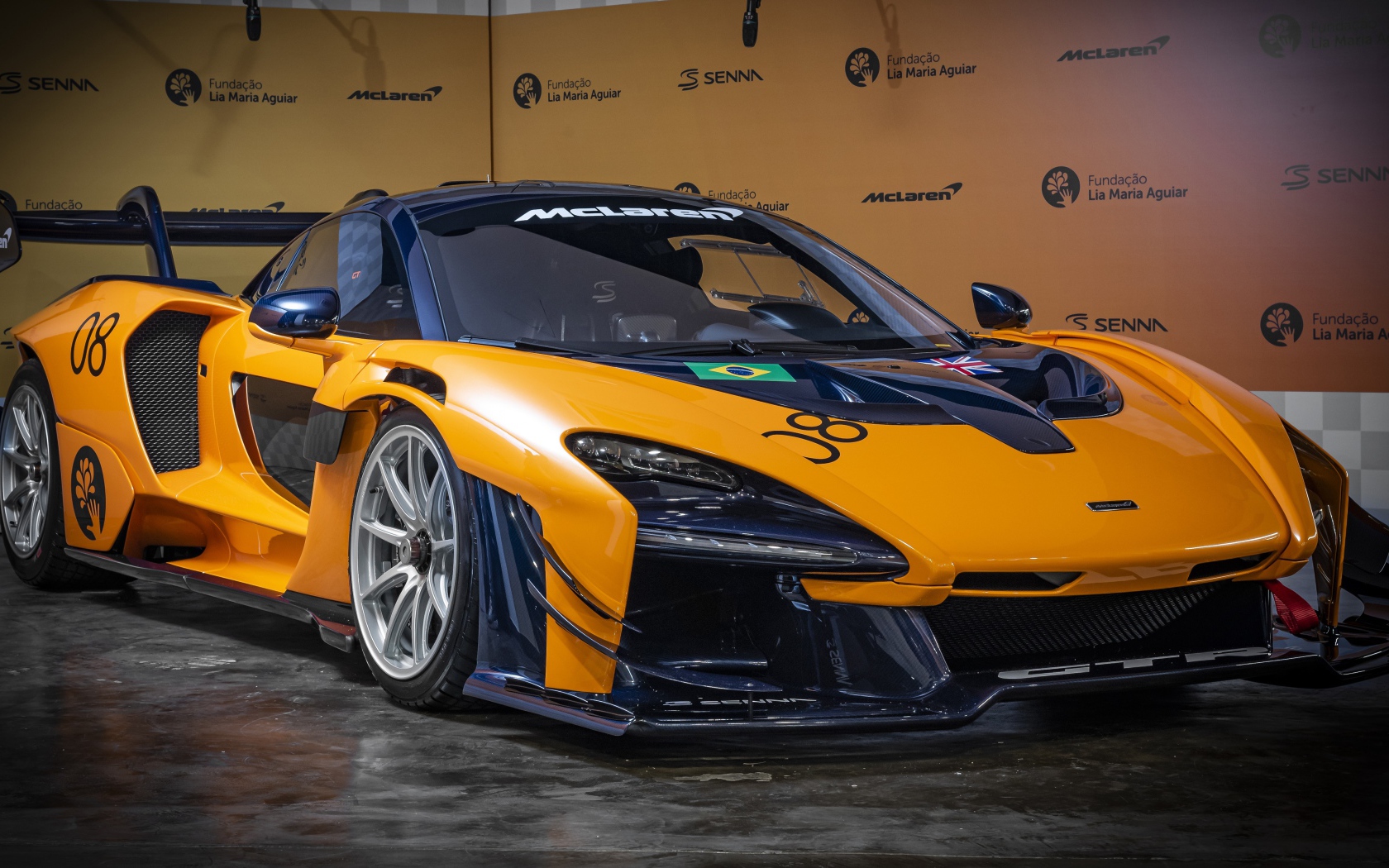 Оранжевый спортивный автомобиль McLaren GTR 2020 года 