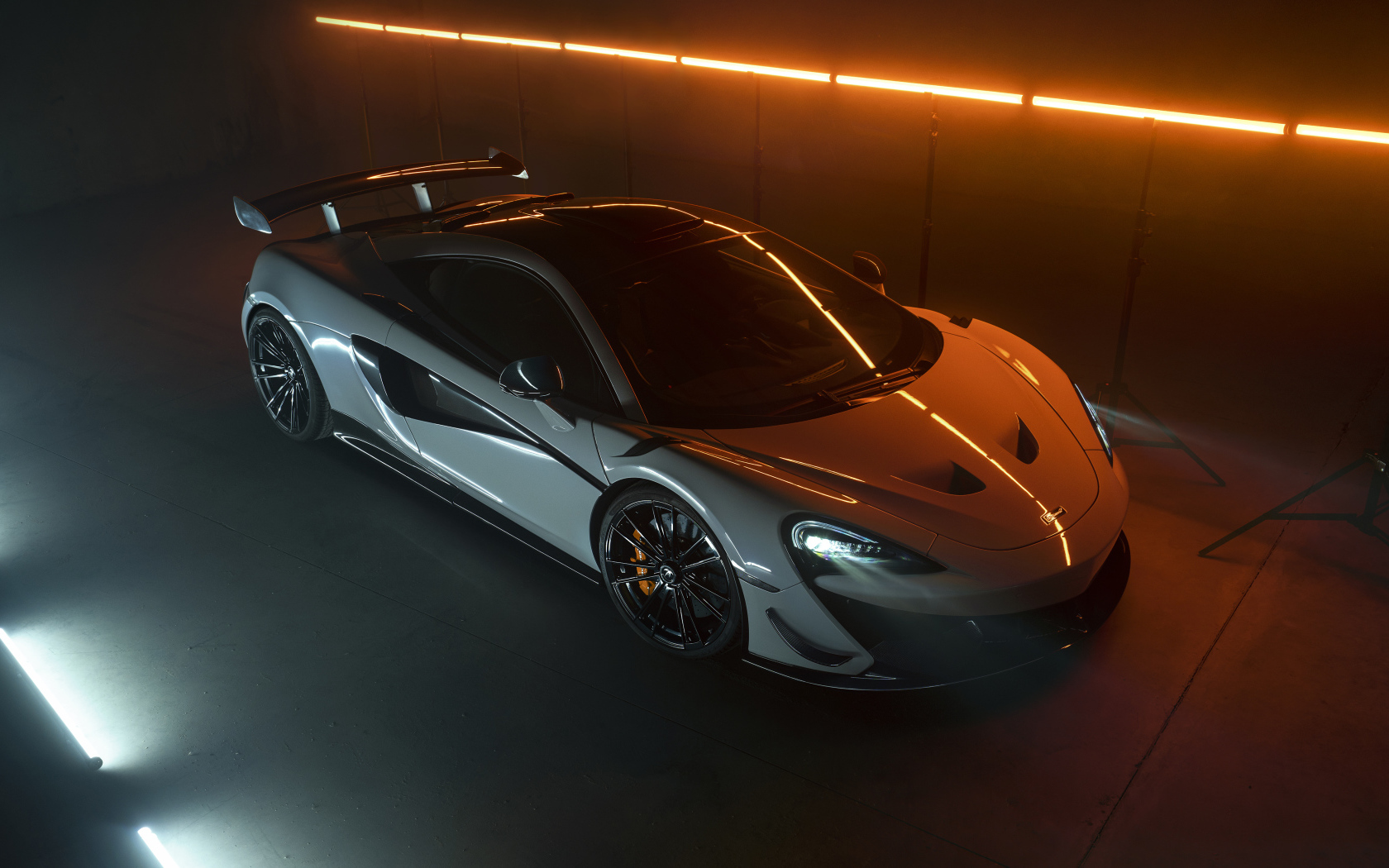 Спортивный автомобиль McLaren 620R 2021 года вид сверху