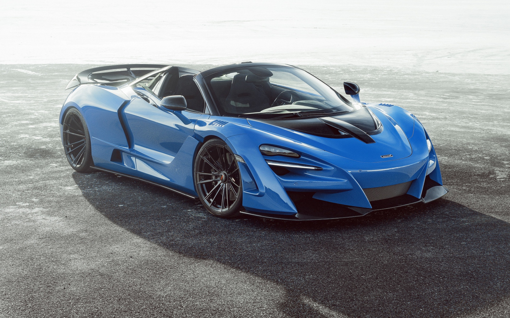 Синий автомобиль  McLaren 720S,  2020 года на асфальте 