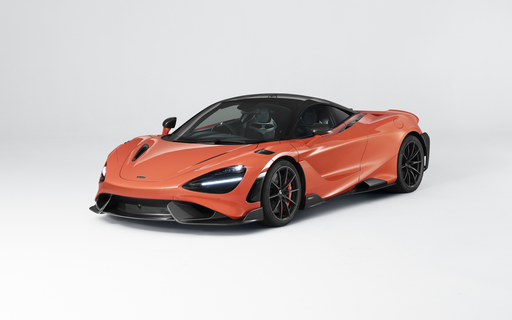 Автомобиль McLaren 765LT 2020 года на сером фоне