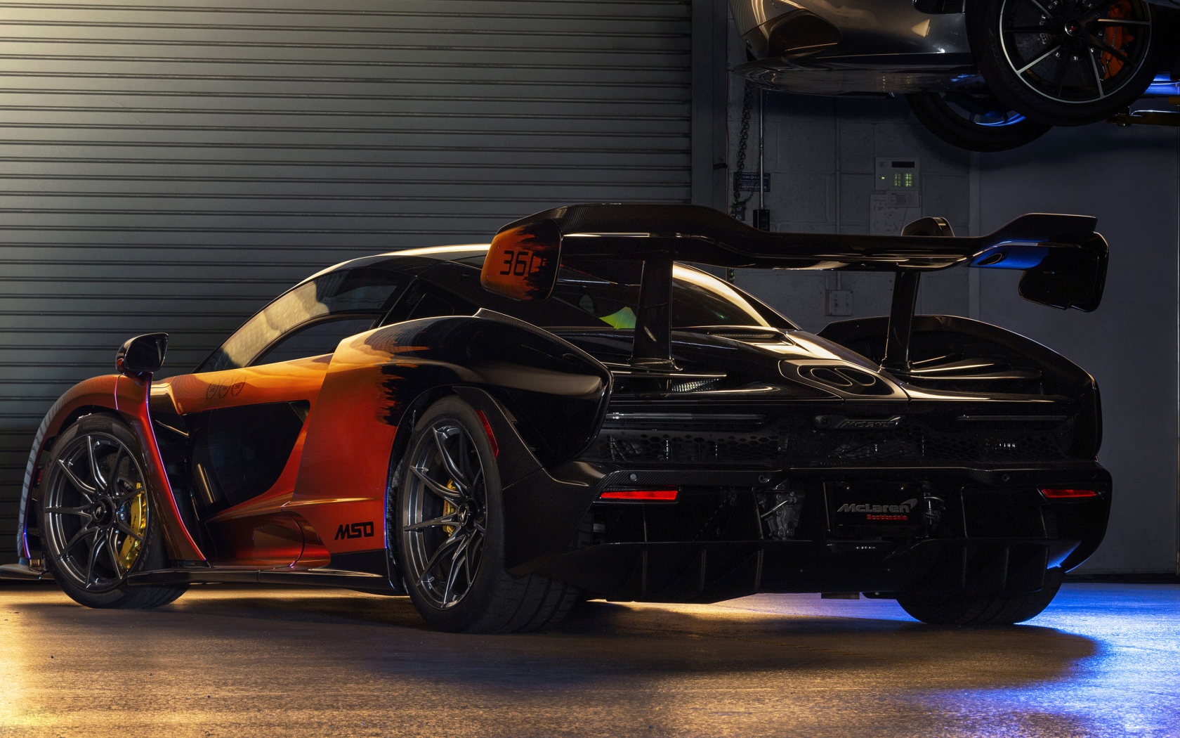 Спортивный автомобиль McLaren MSO Senna в гараже