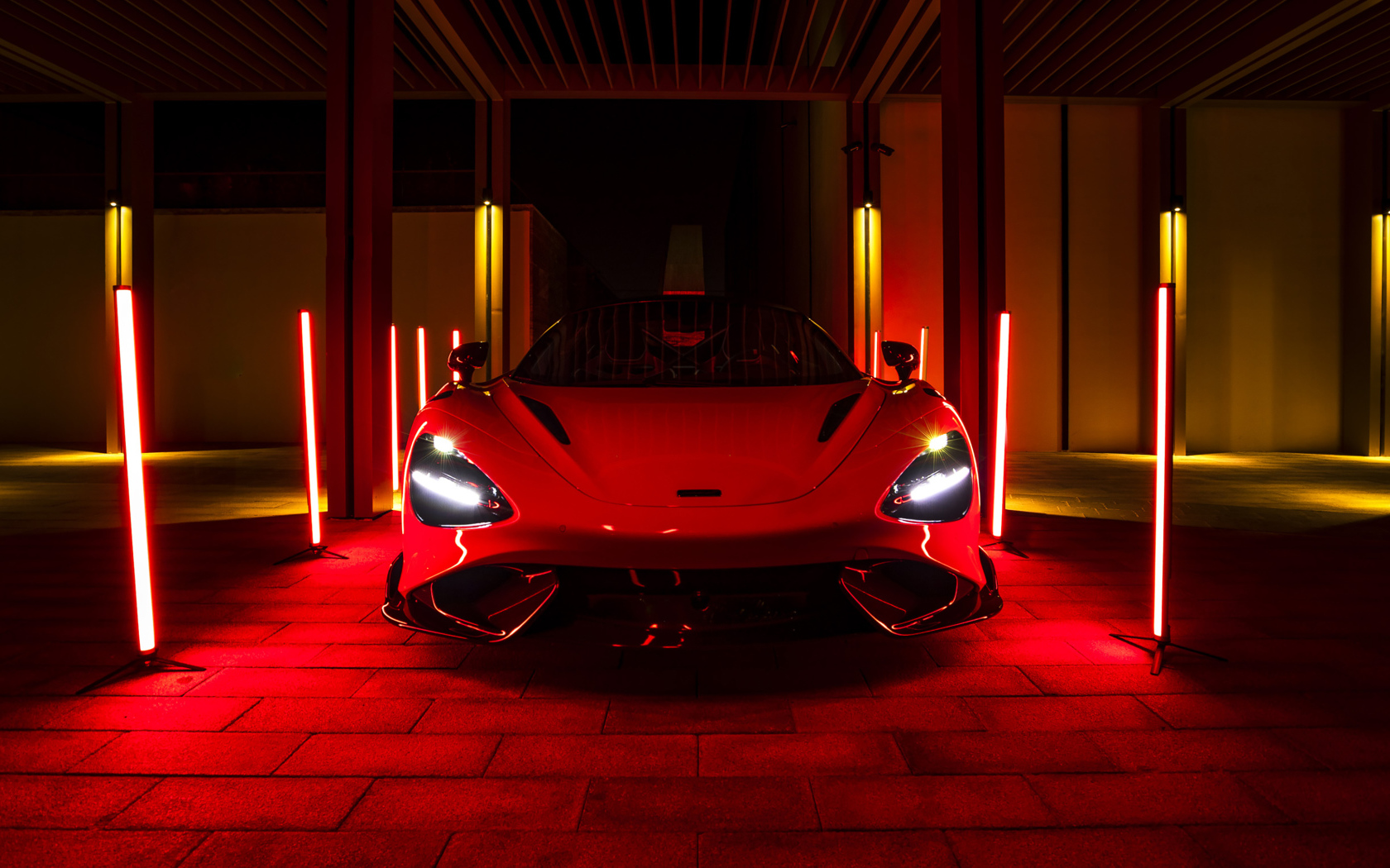 Красный McLaren 765LT, 2021 года в свете неоновых фонарей