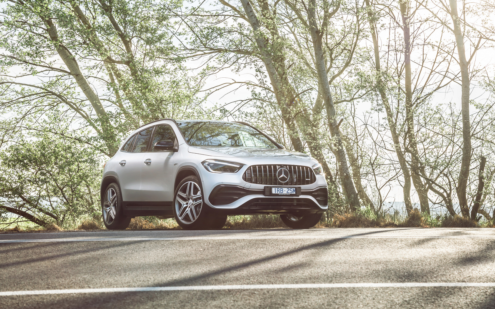 Белый автомобиль Mercedes-AMG GLA 35 4MATIC 2020 года на дороге