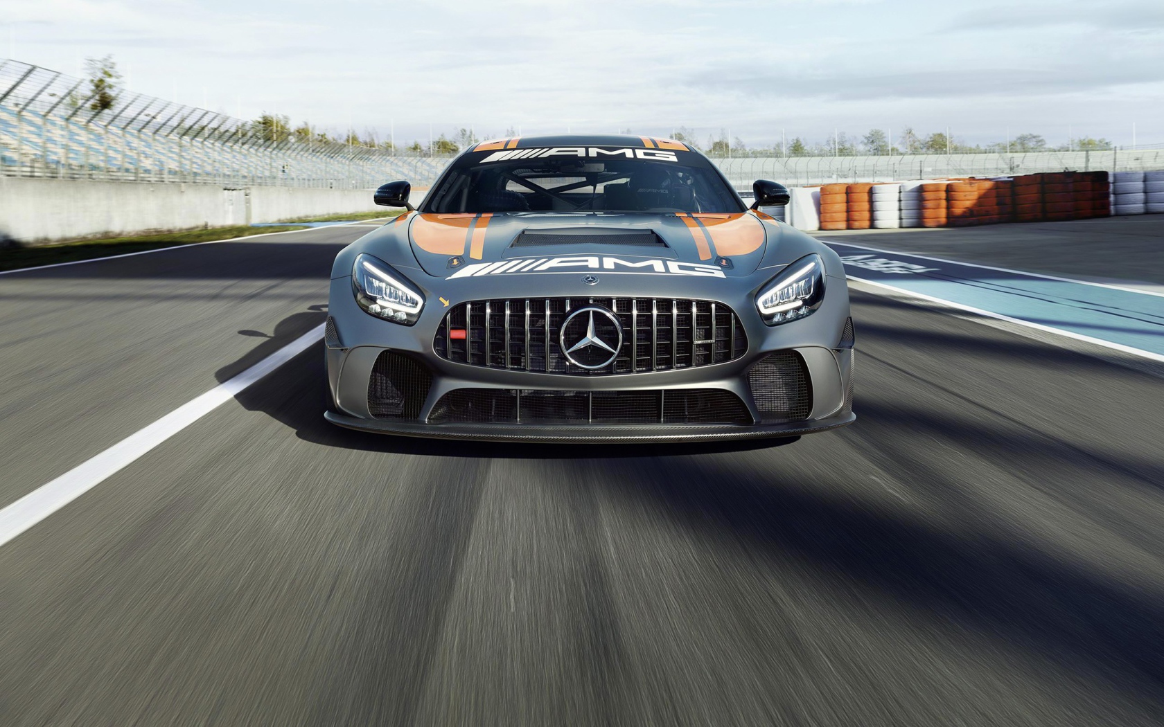Автомобиль Mercedes-AMG GT4 2020 года на гонках 