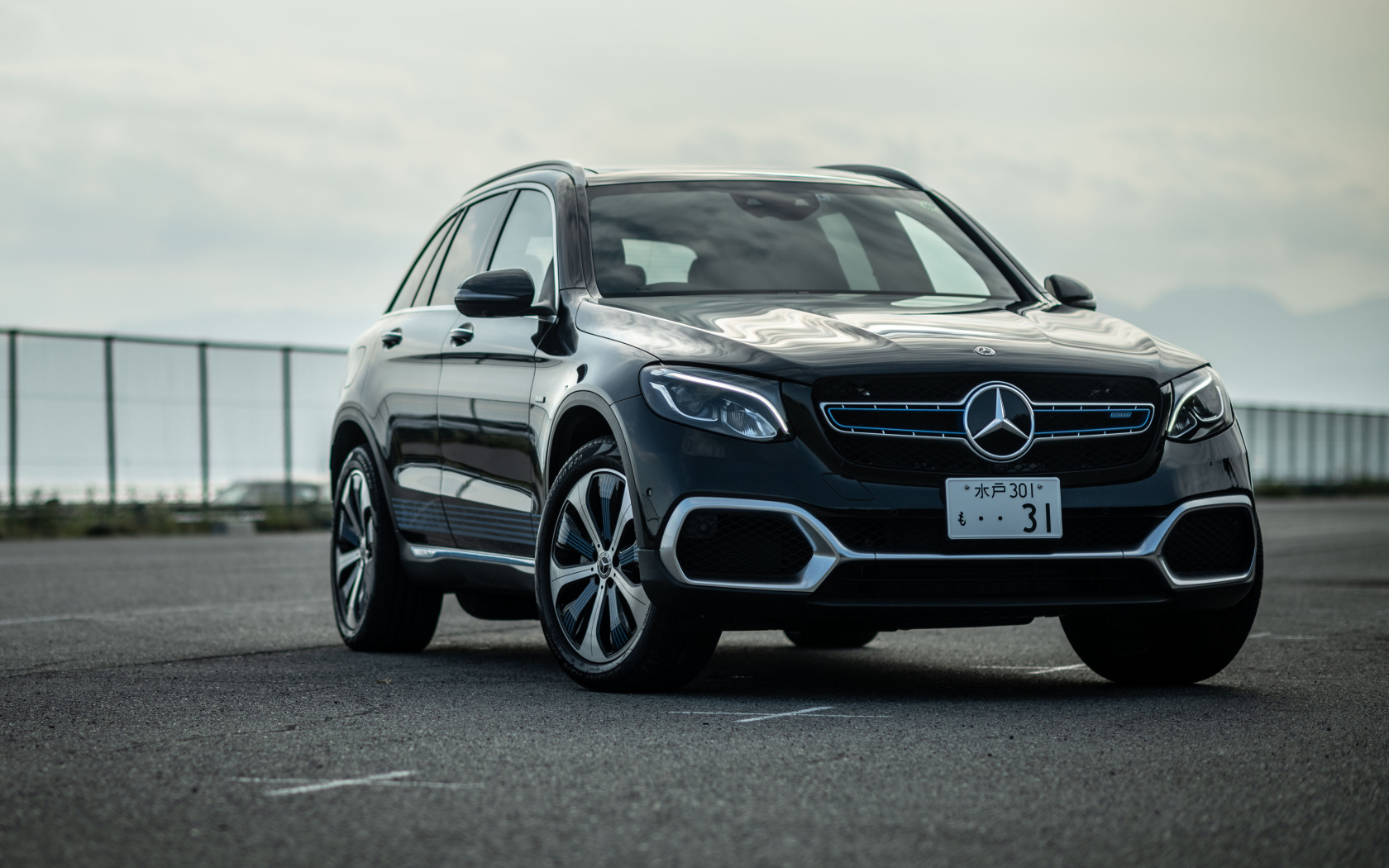 Черный автомобиль Mercedes-Benz GLC F-Cell 2021 года