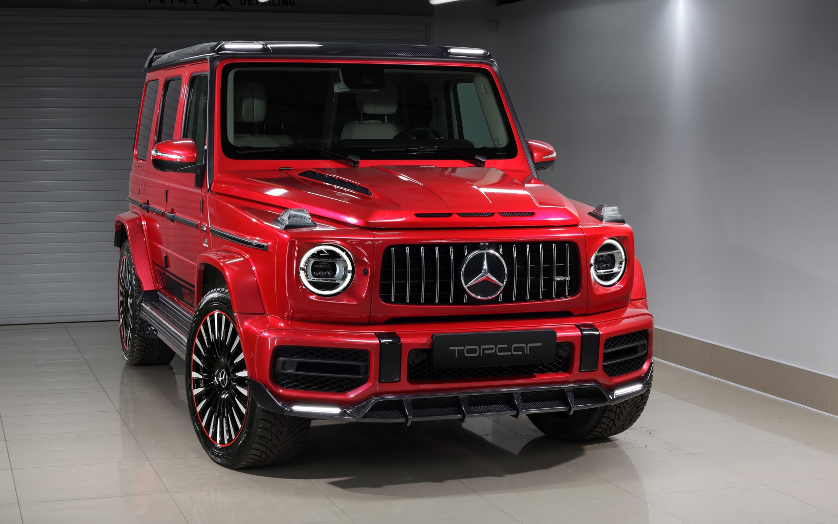 Красный внедорожник  Mercedes-AMG G 63,  2020 года в гараже
