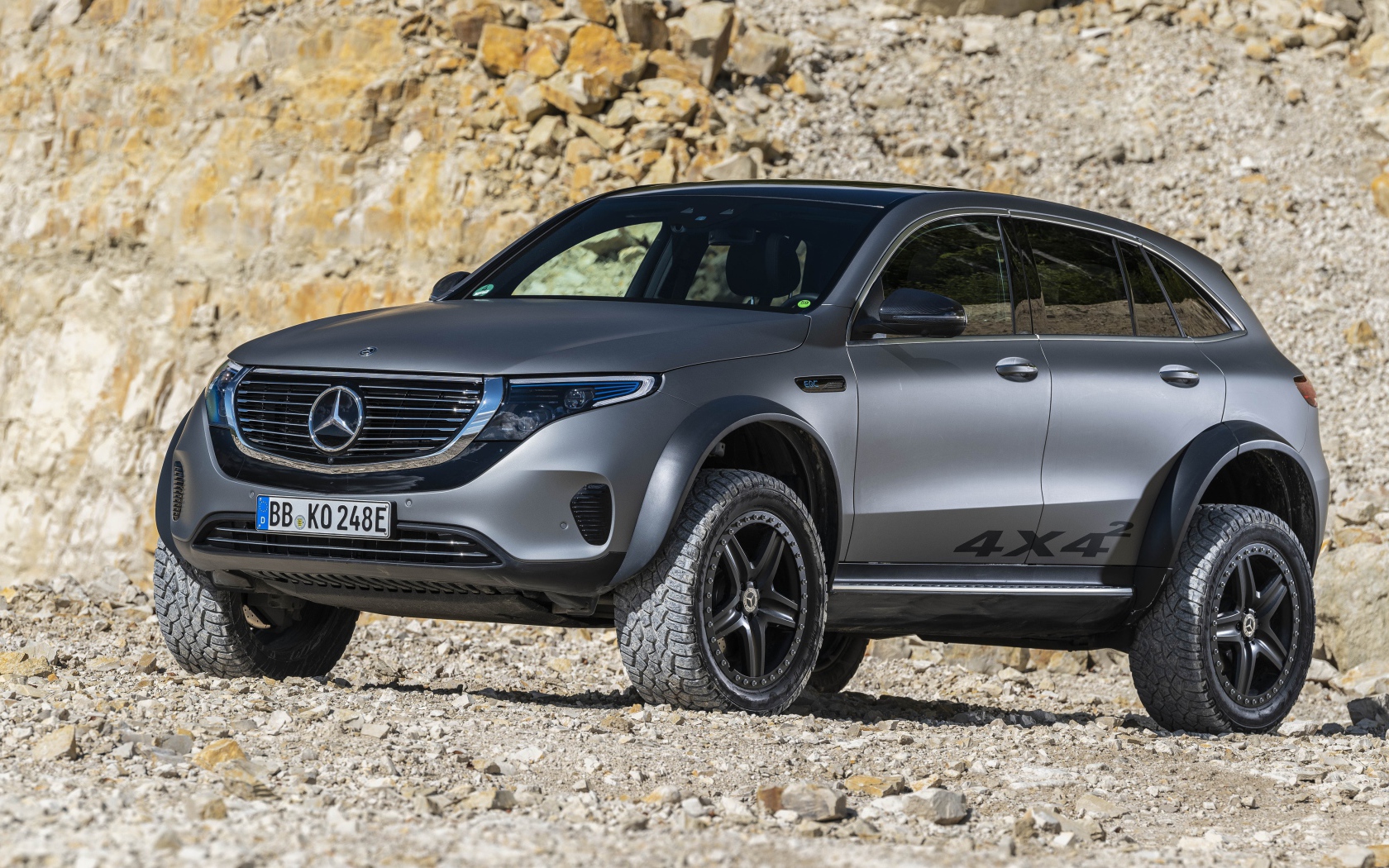 Внедорожник Mercedes-Benz EQC 4x4,  2020 года на фоне гор 
