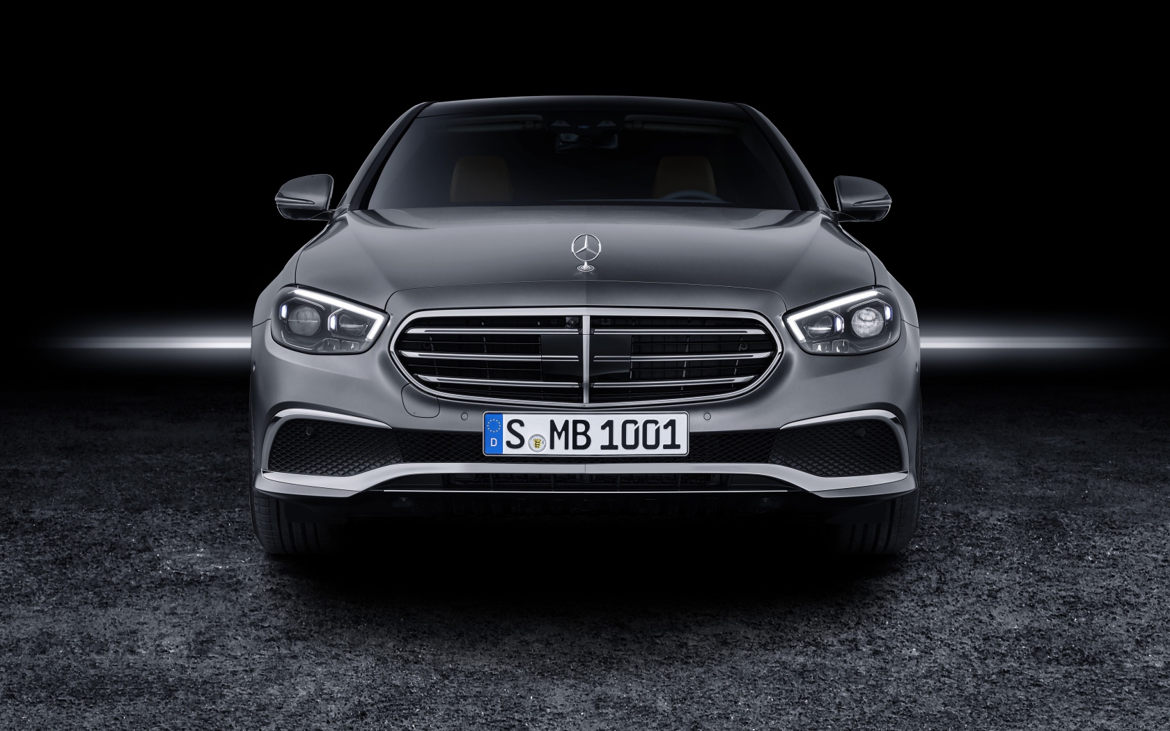 Серебристый автомобиль Mercedes-Benz E-Klasse, 2020 года вид спереди