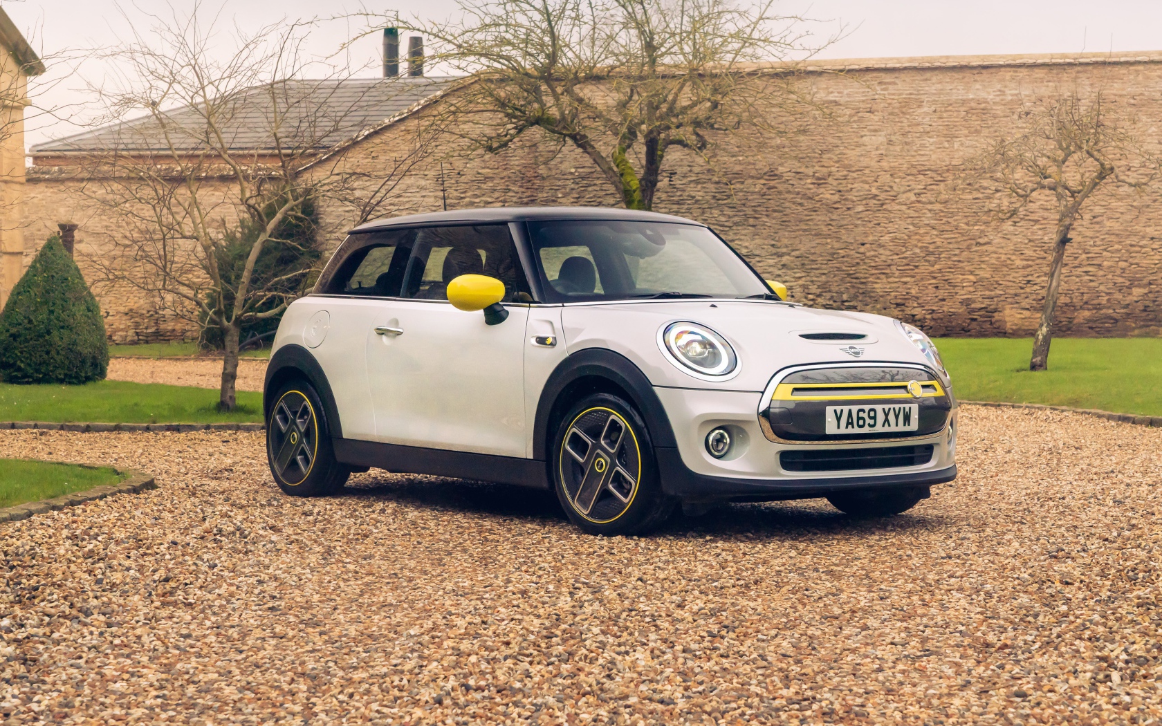 Автомобиль MINI Cooper SE Level 2 2020 года у дома