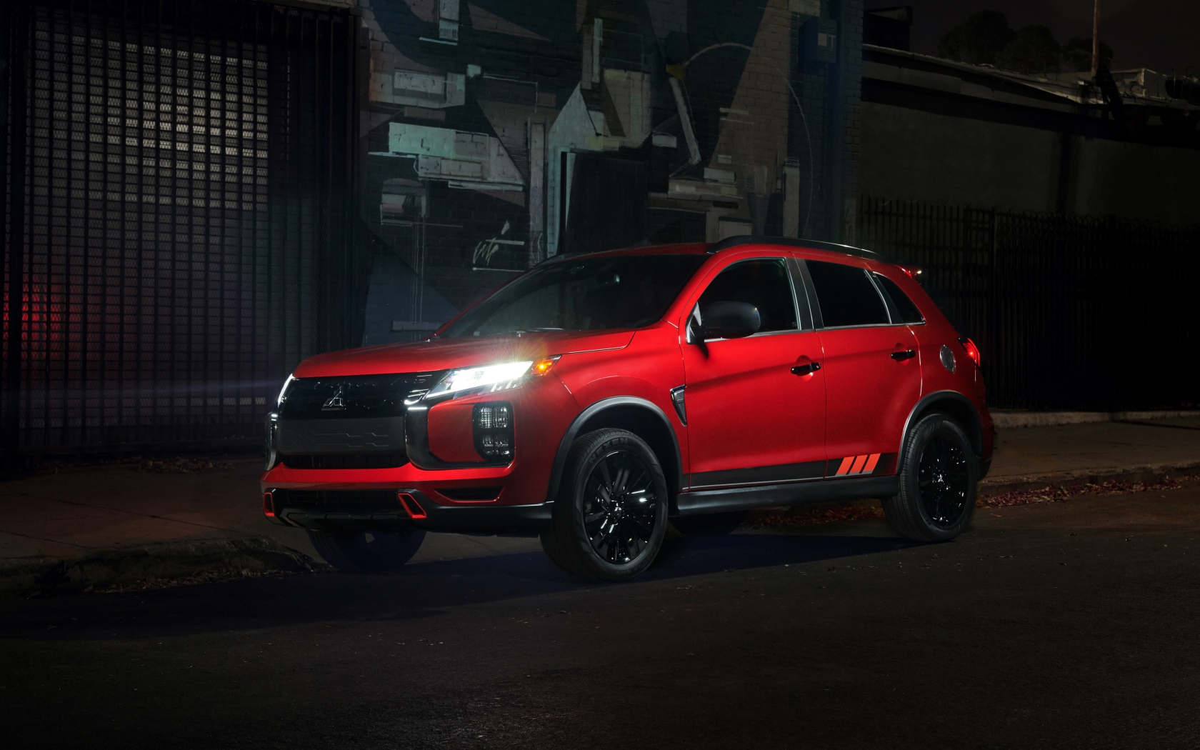 Красный внедорожник  Mitsubishi Outlander, 2020 года у стены