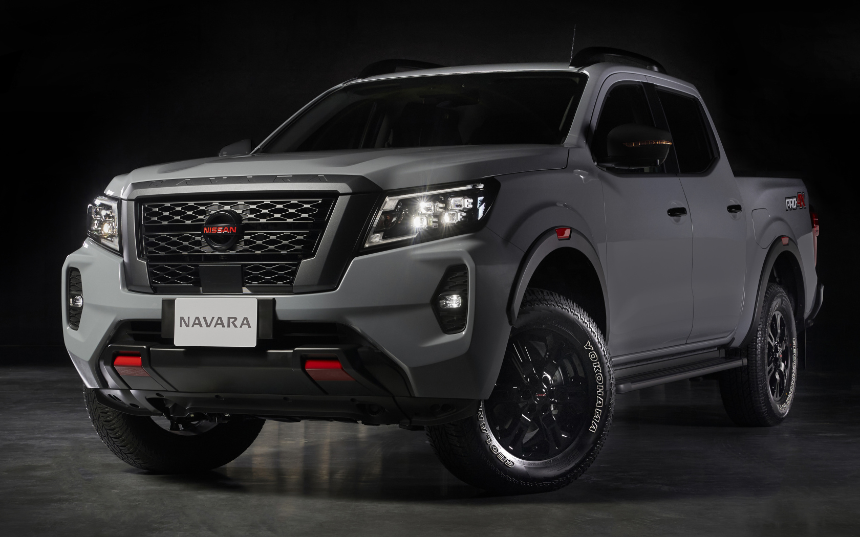 Пикап Nissan Navara PRO-4X 2021 года на черном фоне