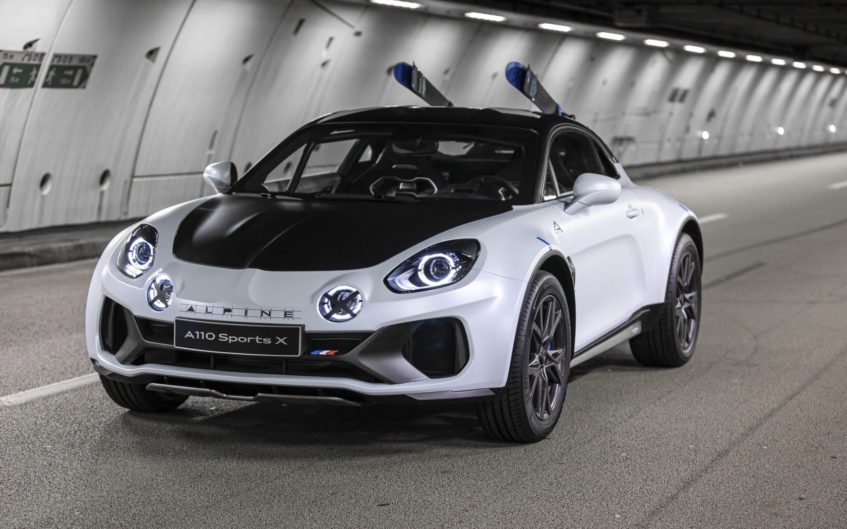 Автомобиль Alpine A110 SportsX 2020 года в тоннеле