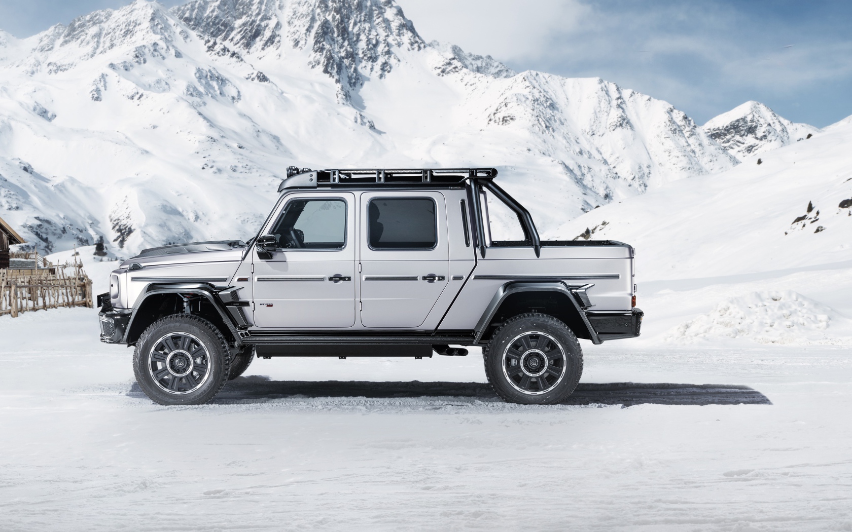 Автомобиль Brabus 800 Adventure XLP 2020 года на фоне заснеженной горы