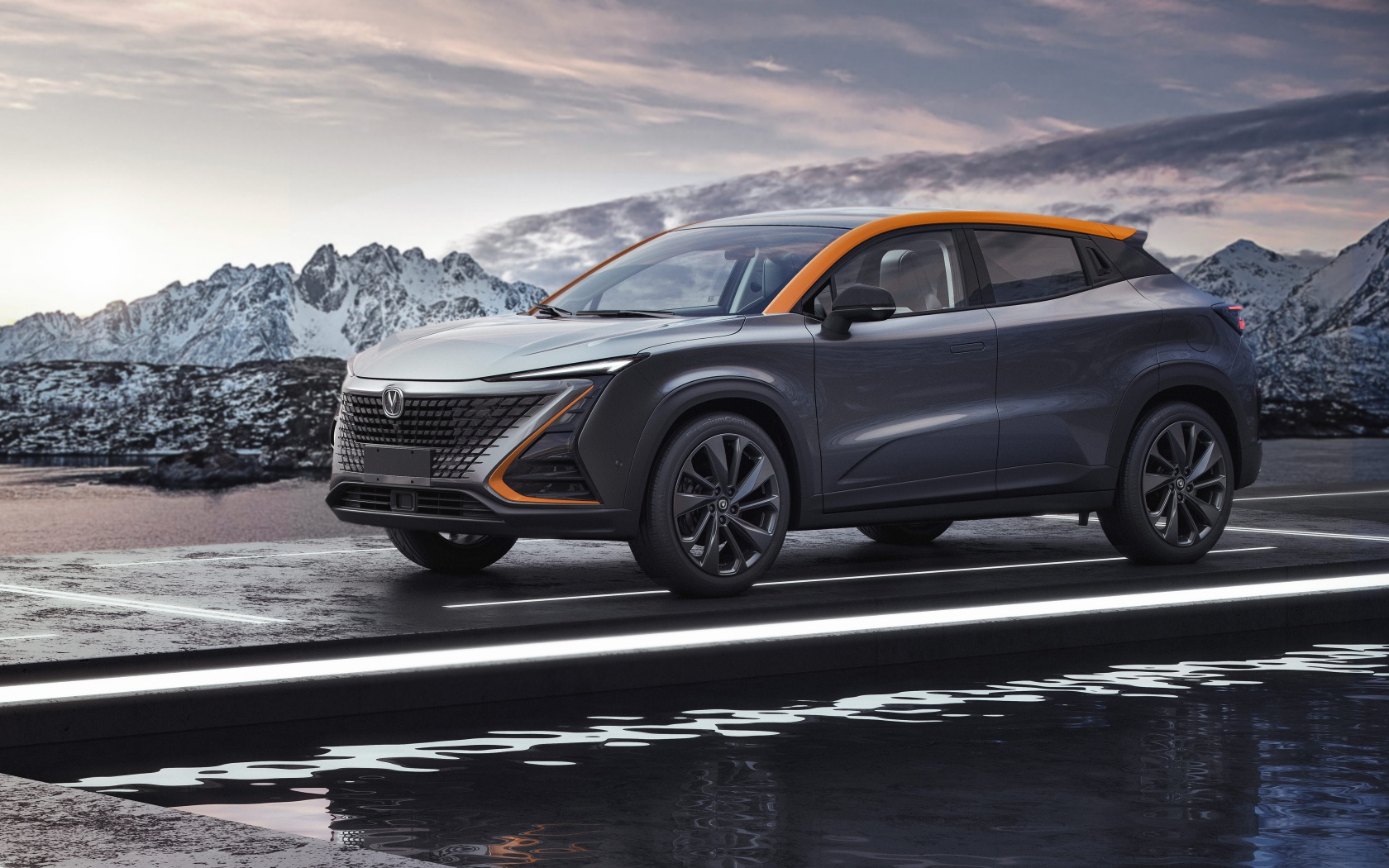 Внедорожник Changan UNI-T 2020 года у воды 