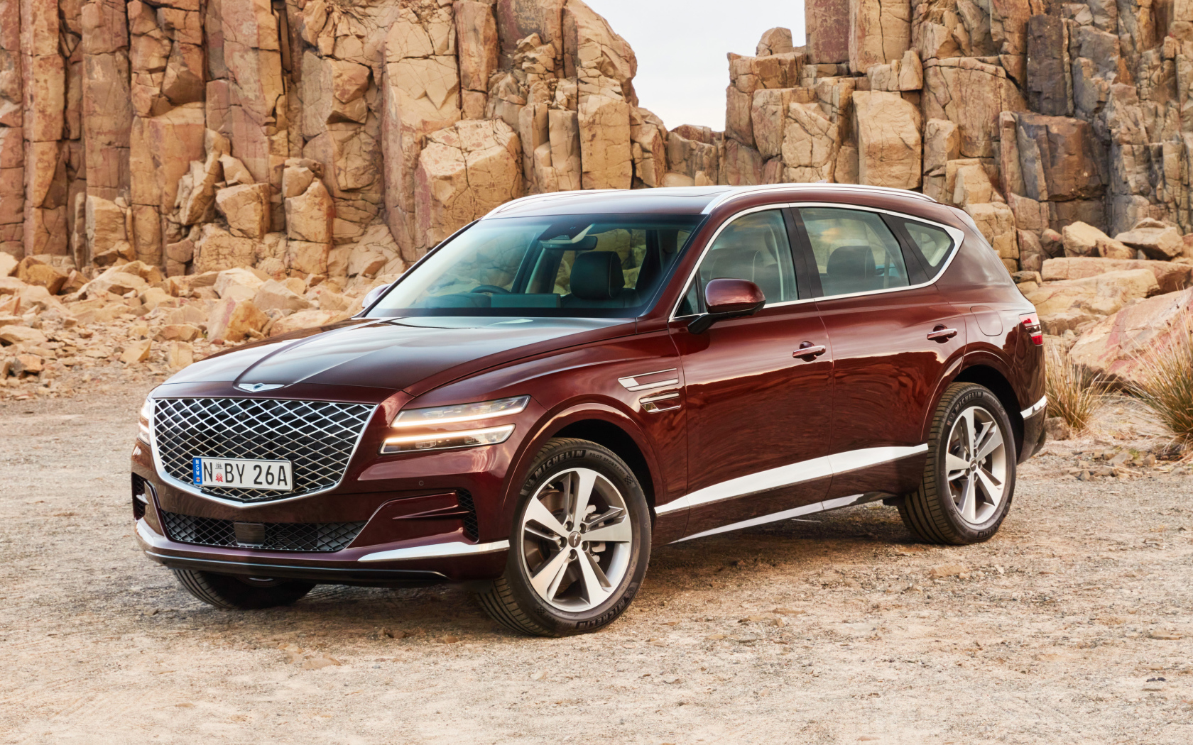 Автомобиль Genesis GV80 2.5T 2020 года в горах