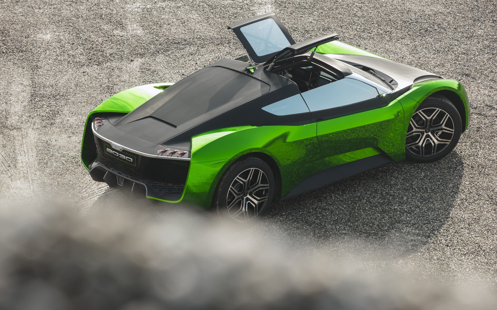 Автомобиль GFG Vision 2030 года газует на асфальте