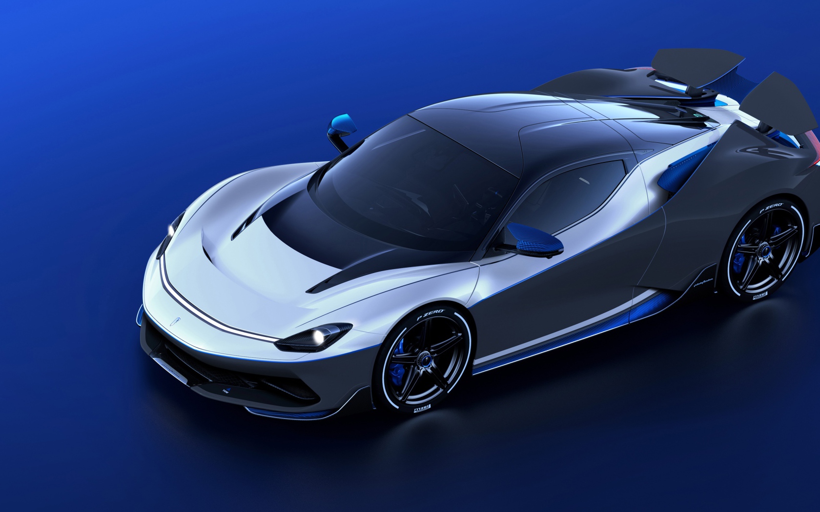 Серебристый автомобиль Pininfarina Battista Anniversario 2020 года на синем фоне