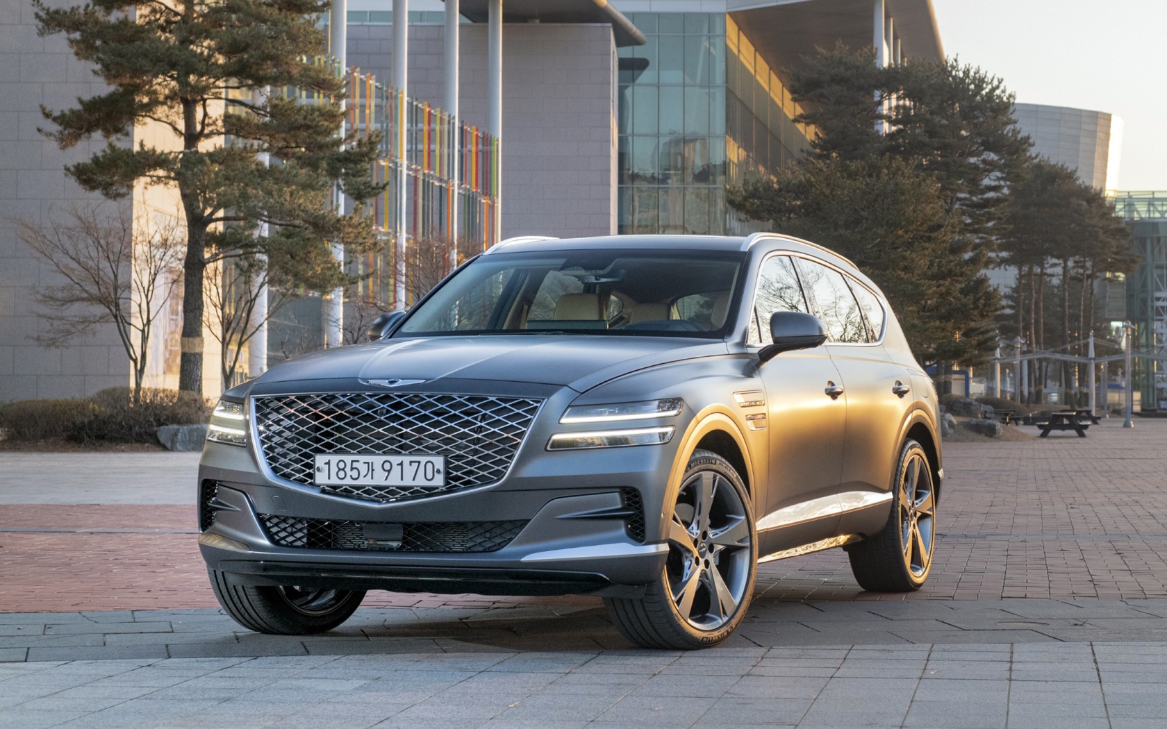 Серебристый автомобиль Genesis GV80, 2020 года