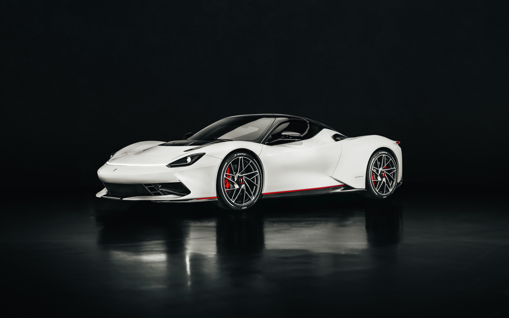 Белый спортивный автомобиль Pininfarina Battista 2020 года на черном фоне