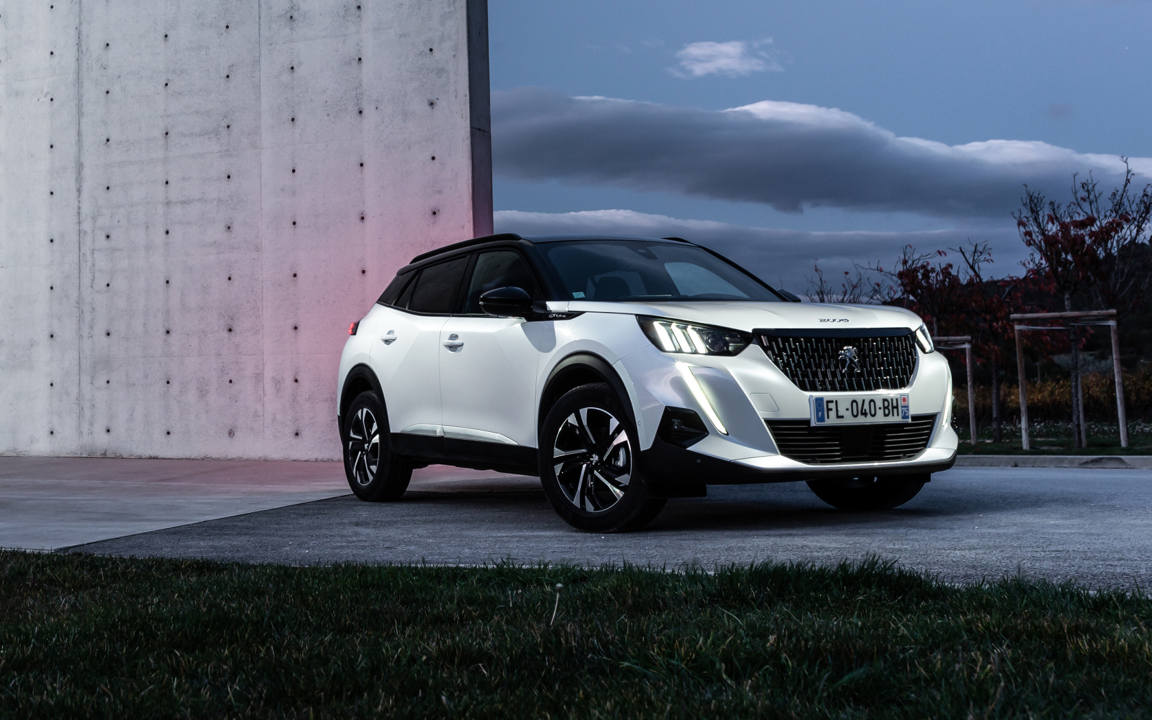 Внедорожник Peugeot 2008 GT Line 2019 года у стены 