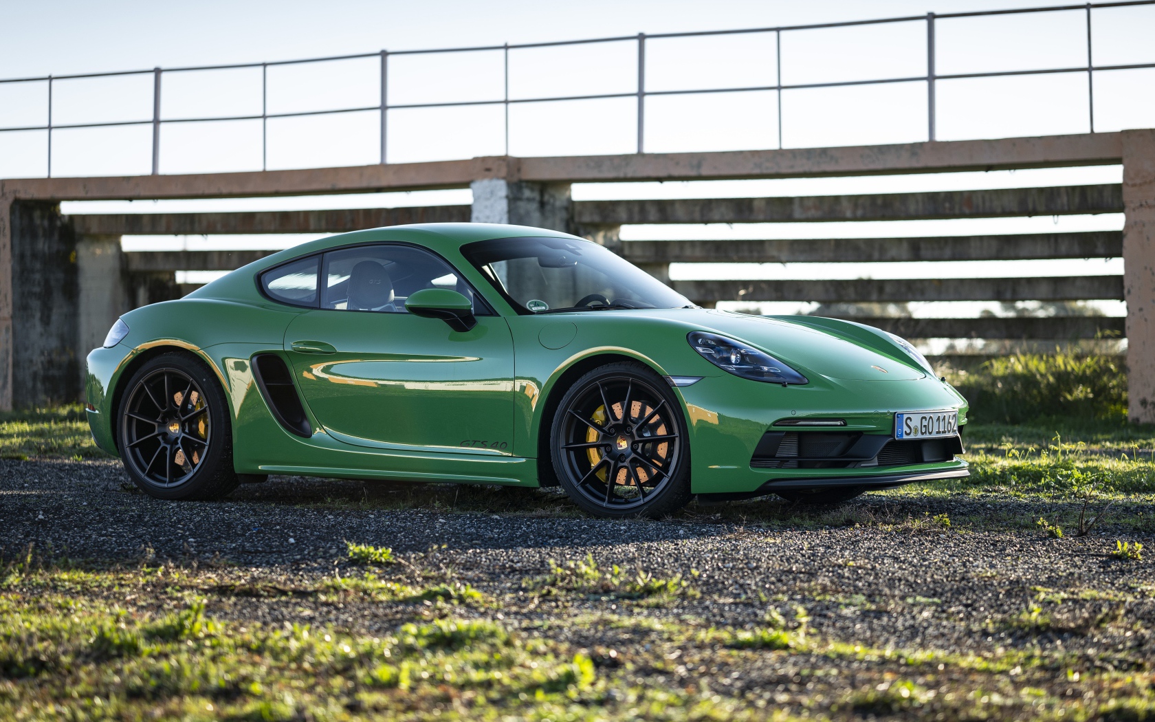 Зеленый автомобиль Porsche 718 Cayman GTS 4 2020 года