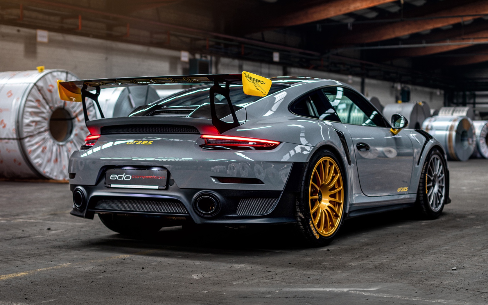 Спортивный автомобиль  Porsche 911 GT2 RS 2020 года вид сзади