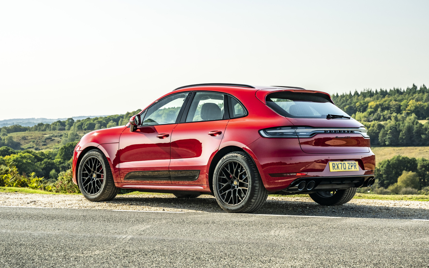 Красный кроссовер Porsche Macan GTS 2020 года вид сзади