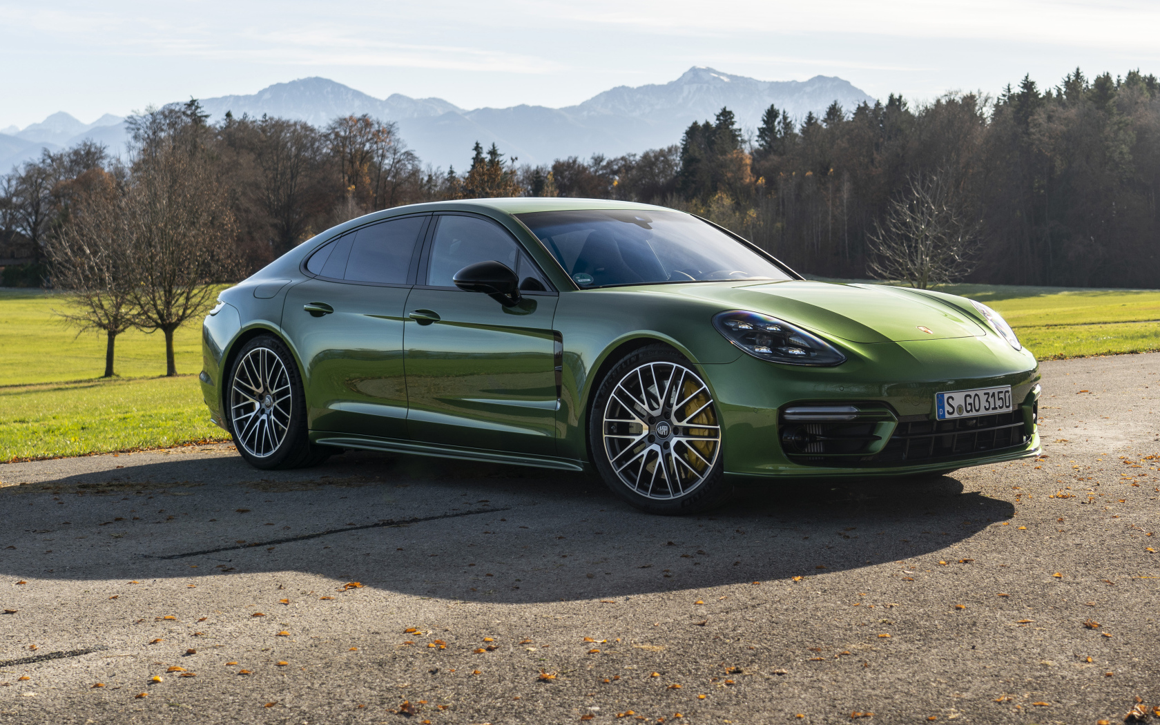 Зеленый автомобиль Porsche Panamera 4S 2021 года