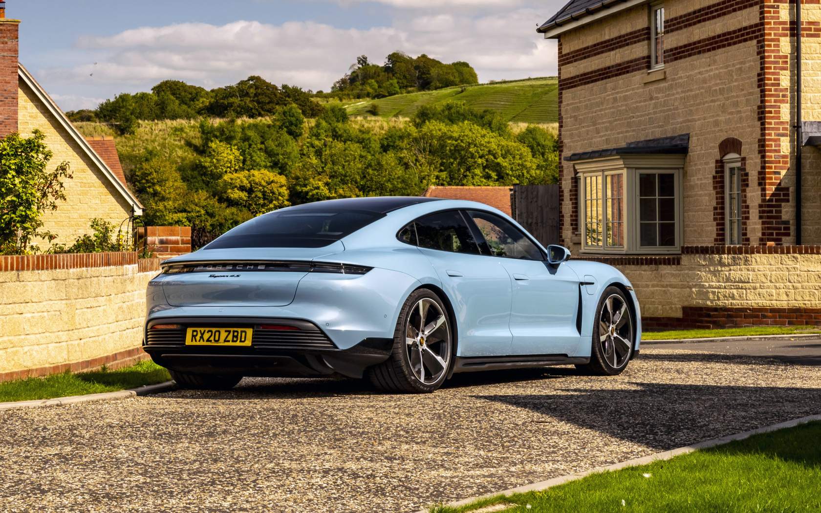 Автомобиль Porsche Taycan 4S 2021 года у дома