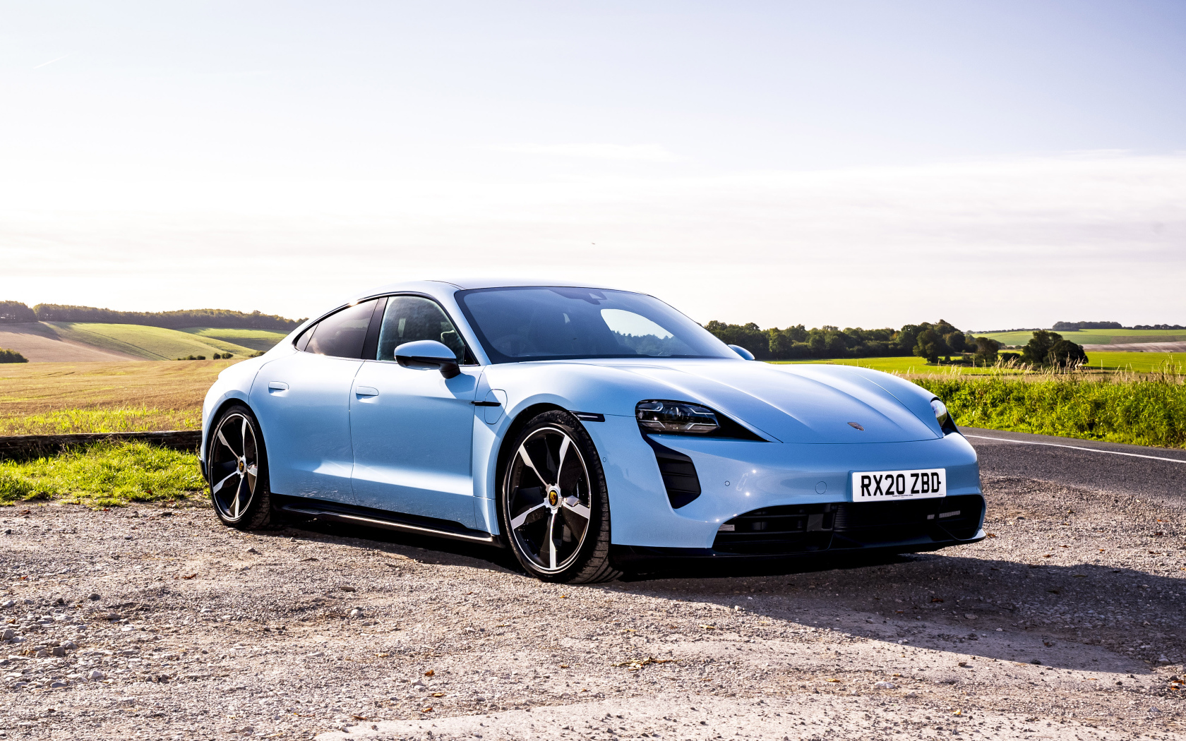 Голубой автомобиль Porsche Taycan 4S 2021 года