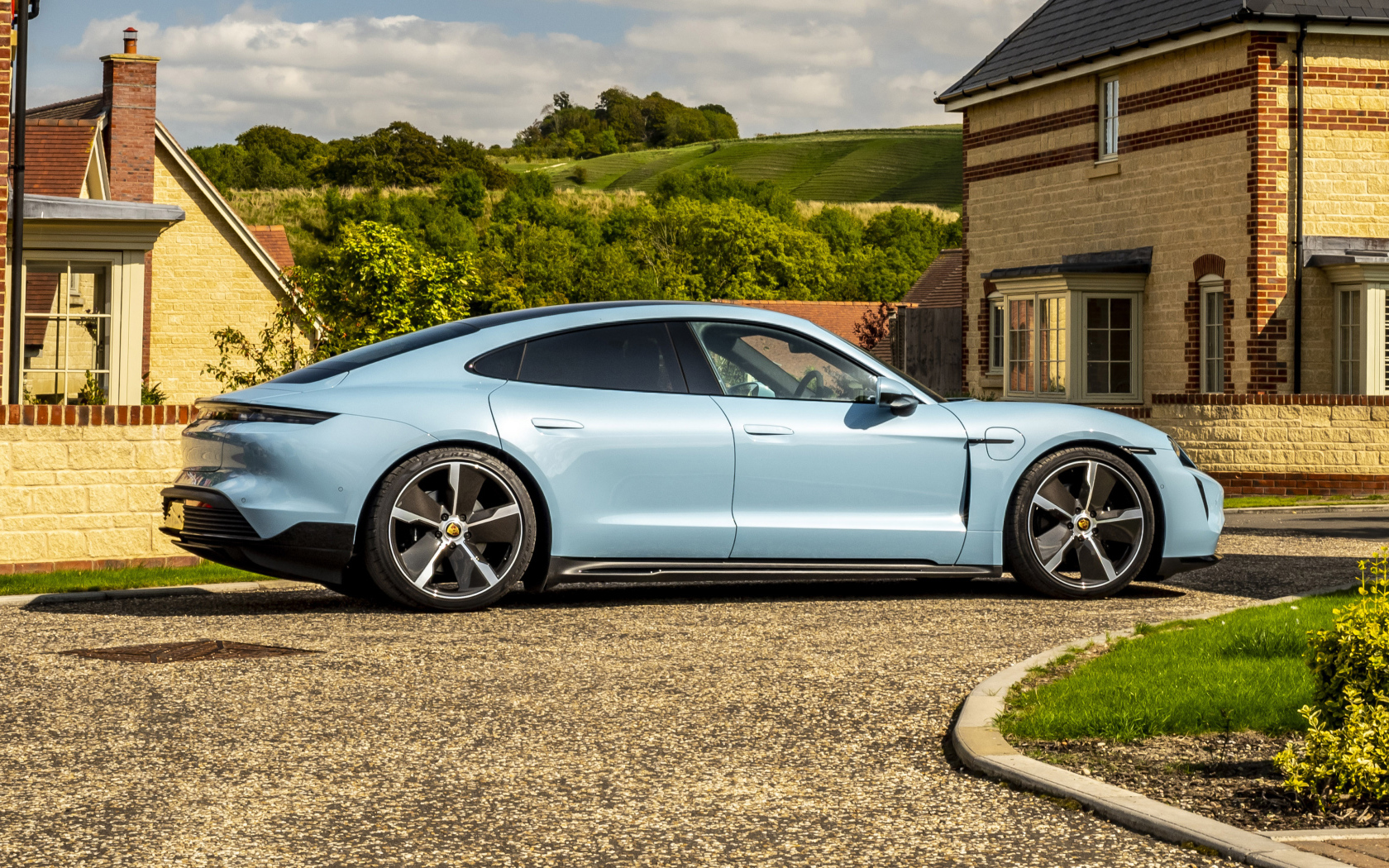 Автомобиль Porsche Taycan 4S 2021  года вид сбоку