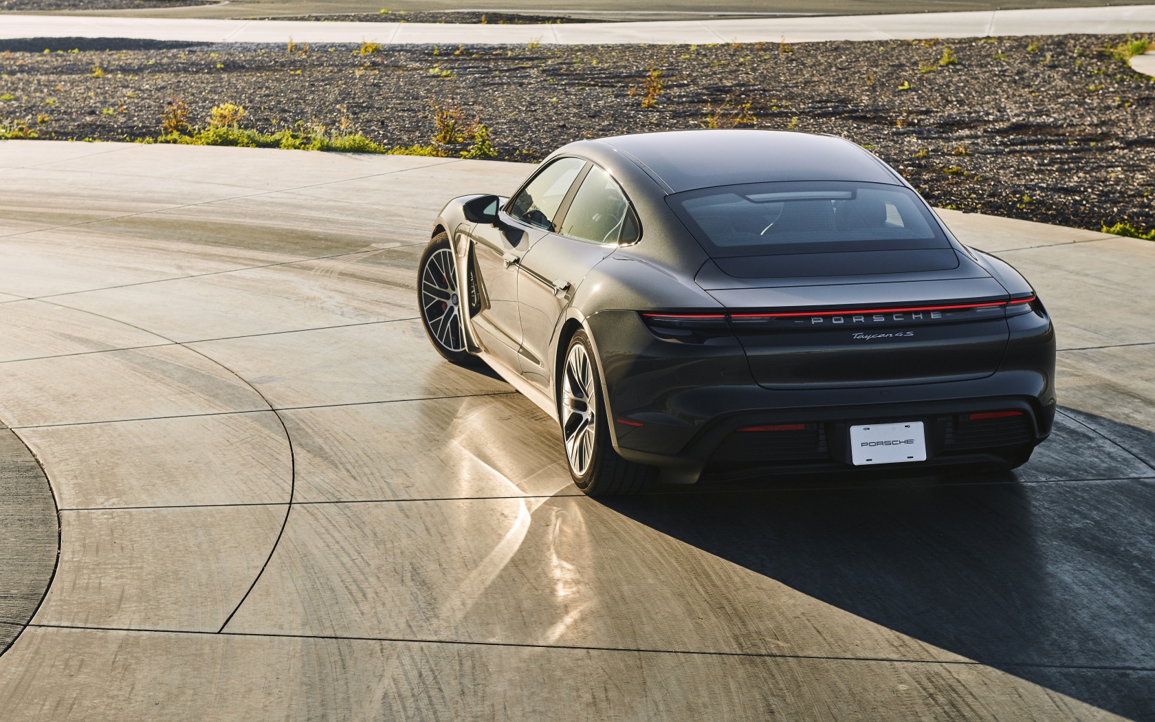 Быстрый  Porsche Taycan 4S, 2020 года на ровной дороге