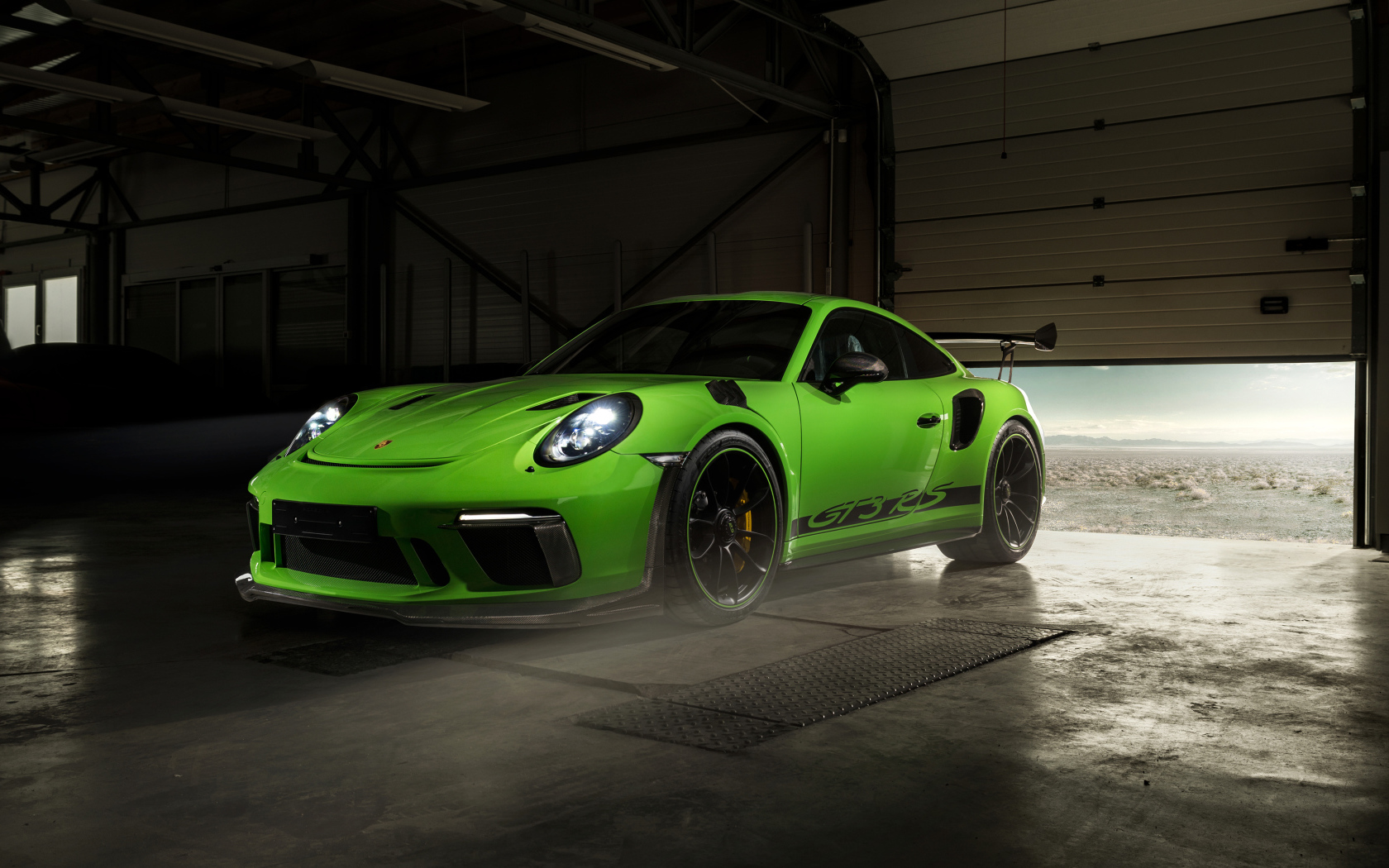 Зеленый автомобиль Porsche GT3 RS в гараже