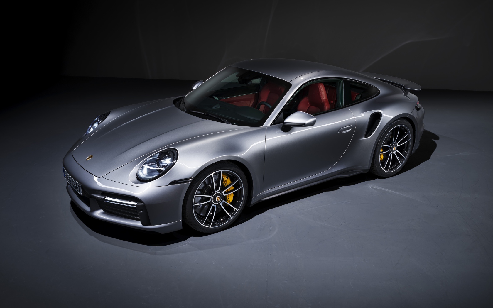Серебристый автомобиль Porsche 911 Turbo S 2020 года вид сверху 