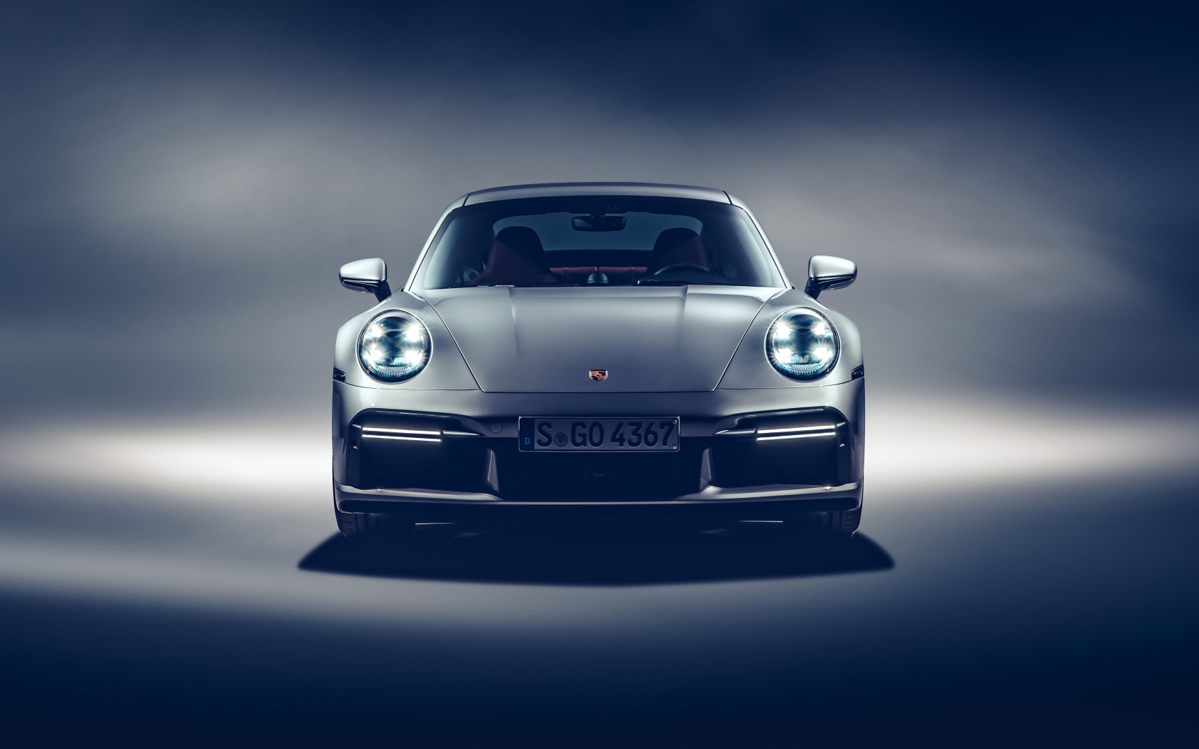 Серебристый Porsche 911 Turbo S 2020 года вид спереди