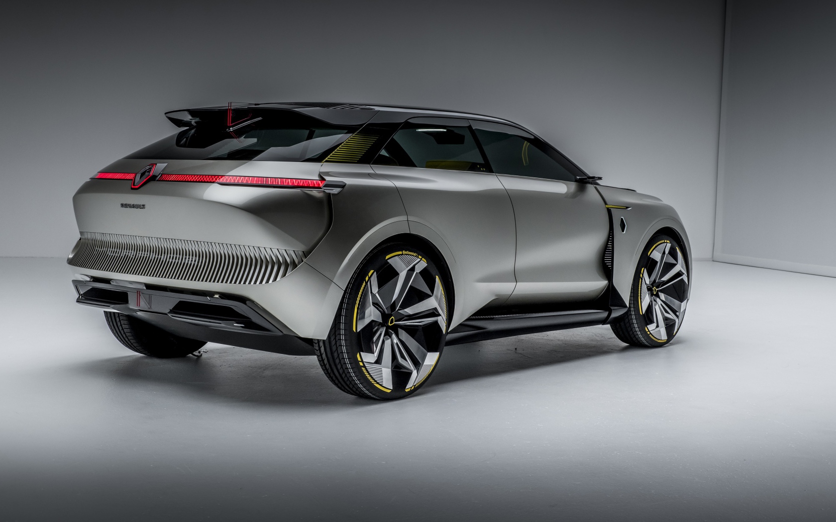 Серебристый автомобиль Renault Morphoz 2020 года вид сзади