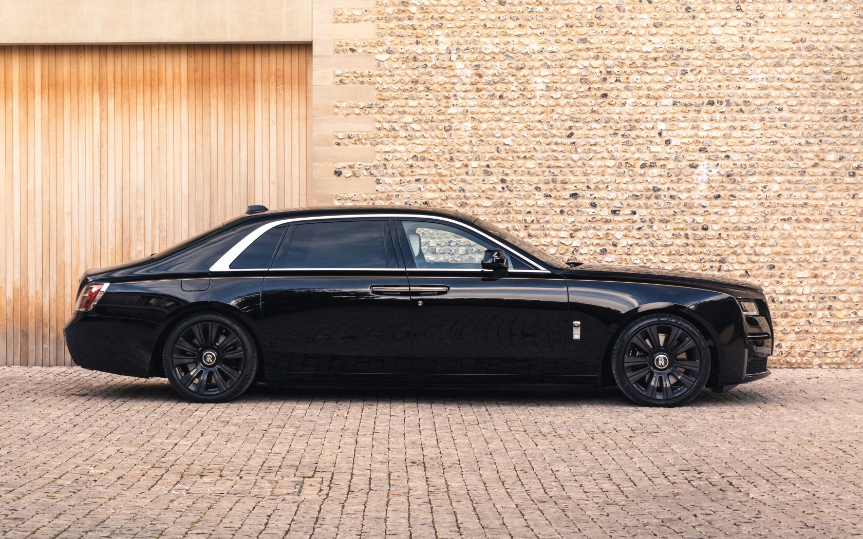 Черный автомобиль Rolls-Royce Ghost EWB 2020 года у стены