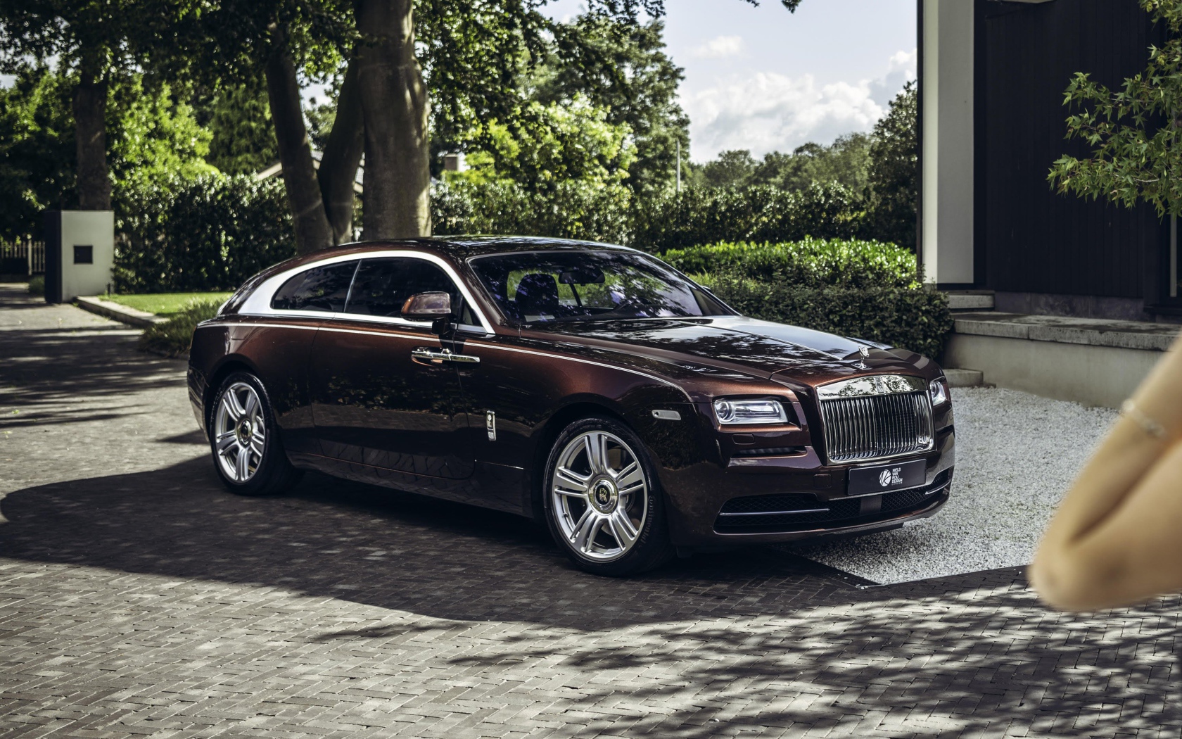 Коричневый автомобиль  Rolls-Royce Wraith Shooting Brake 2020 года в парке