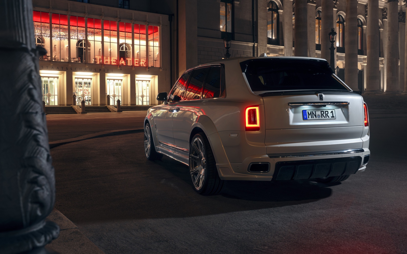 Белый внедорожник  Rolls-Royce Cullinan 2020 года вид сзади