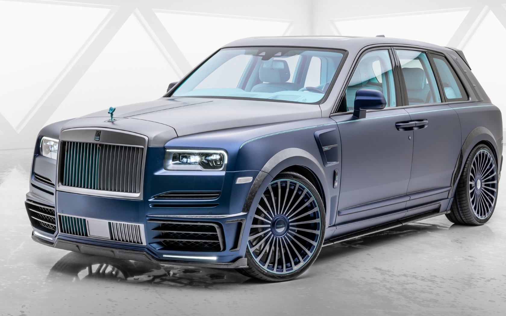 Дорогой внедорожник Mansory Rolls-Royce Cullinan Coastline 2020 года