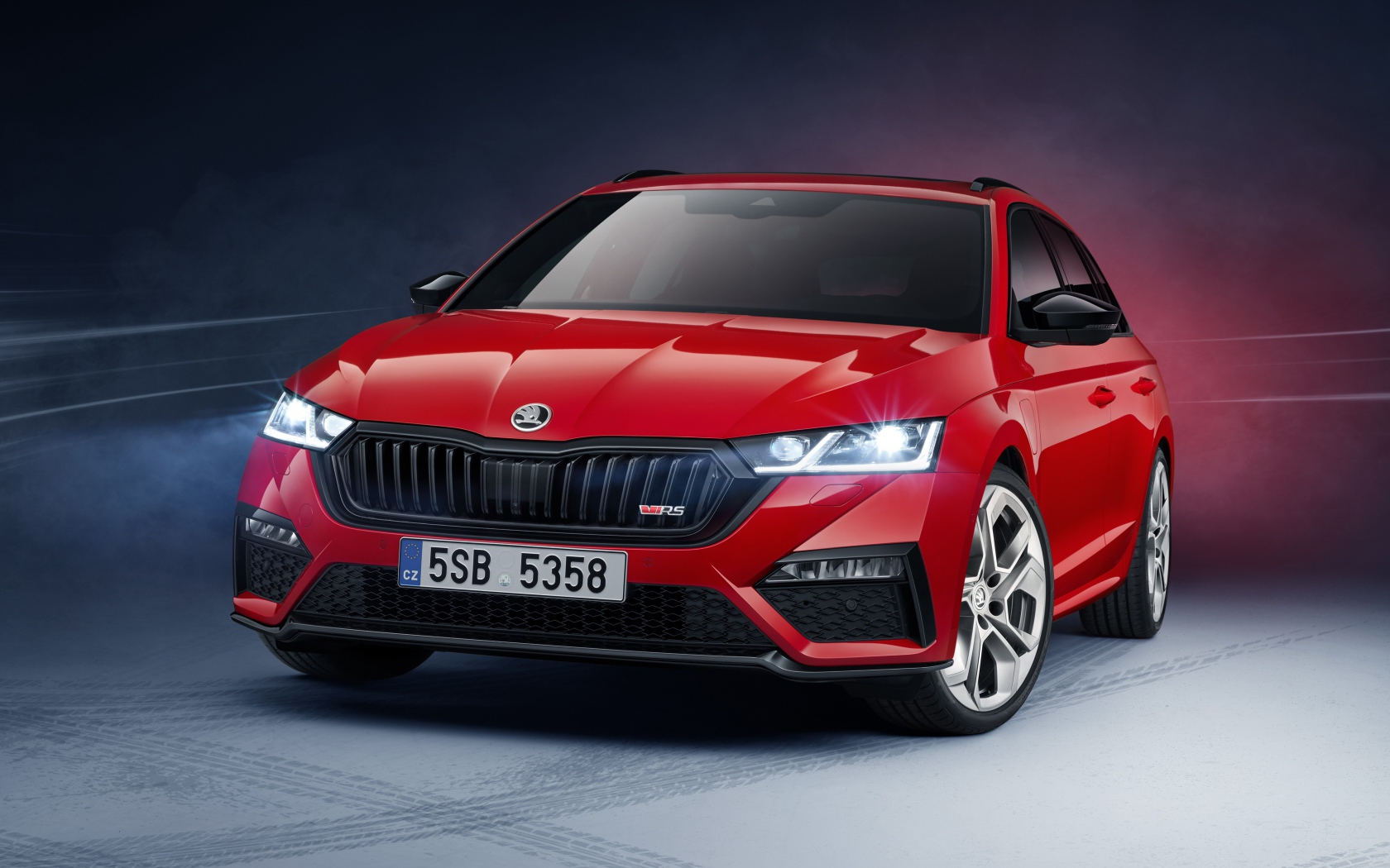 Красный автомобиль Skoda Octavia RS IV Combi 2020 года 
