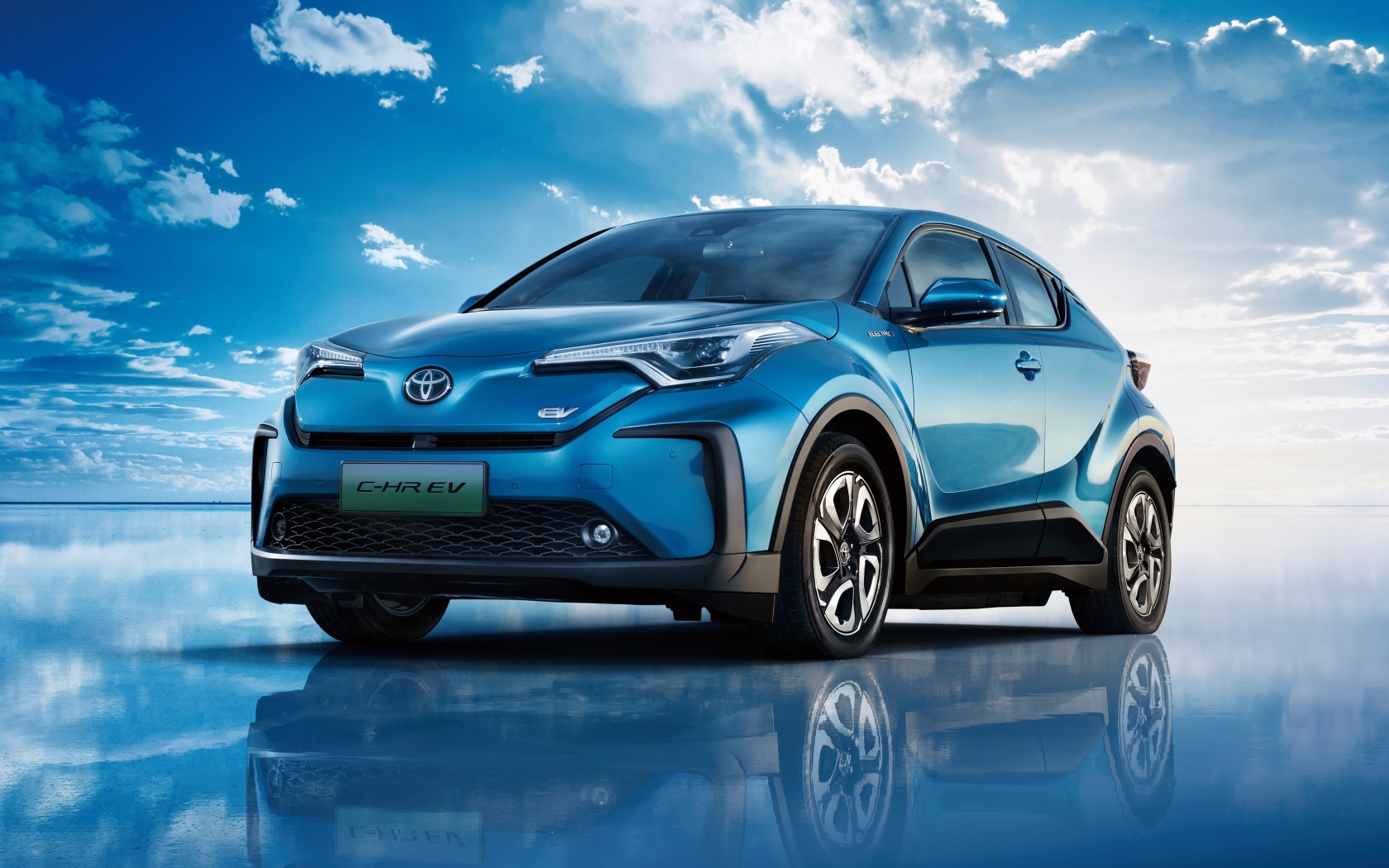 Синий автомобиль Toyota C-HR EV 2020 года под голубым небом 