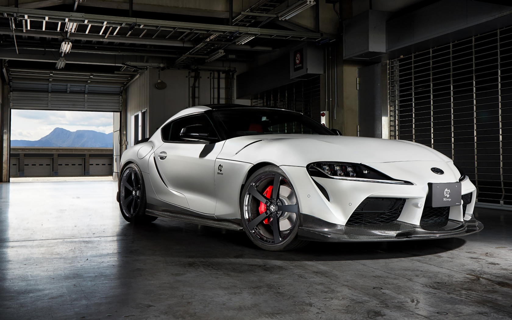 Белый автомобиль  Toyota GR Supra 2020 года в гараже