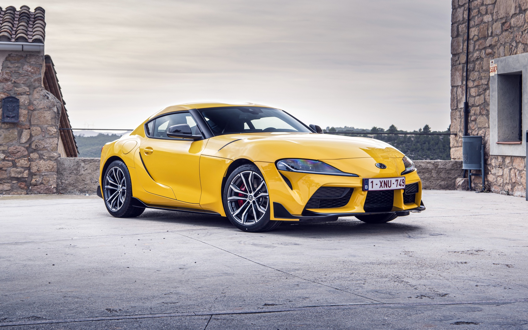 Желтый автомобиль Toyota GR Supra 2 2020 года у здания 