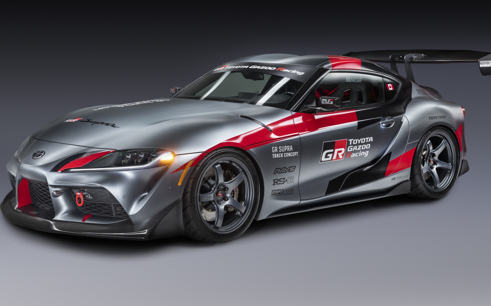 Автомобиль Toyota GR Supra,  2020 года на сером фоне 