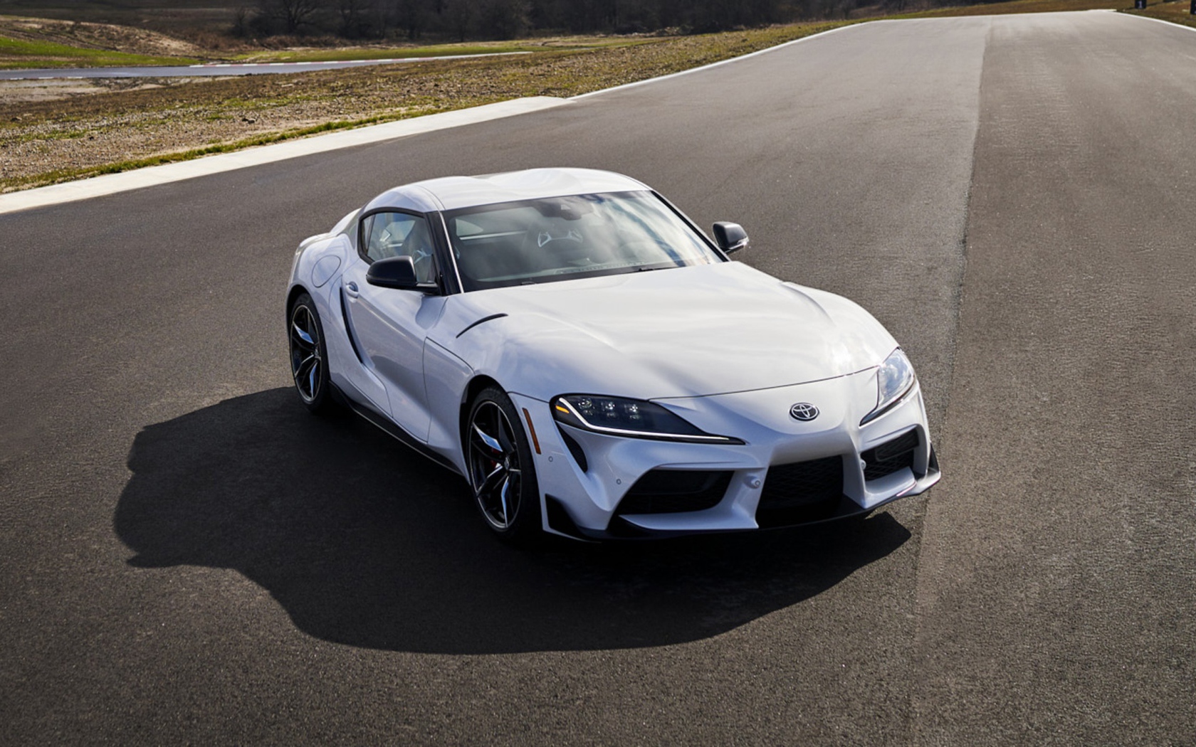 Спортивный автомобиль  Toyota GR Supra 3 Premium, 2020 года на трассе