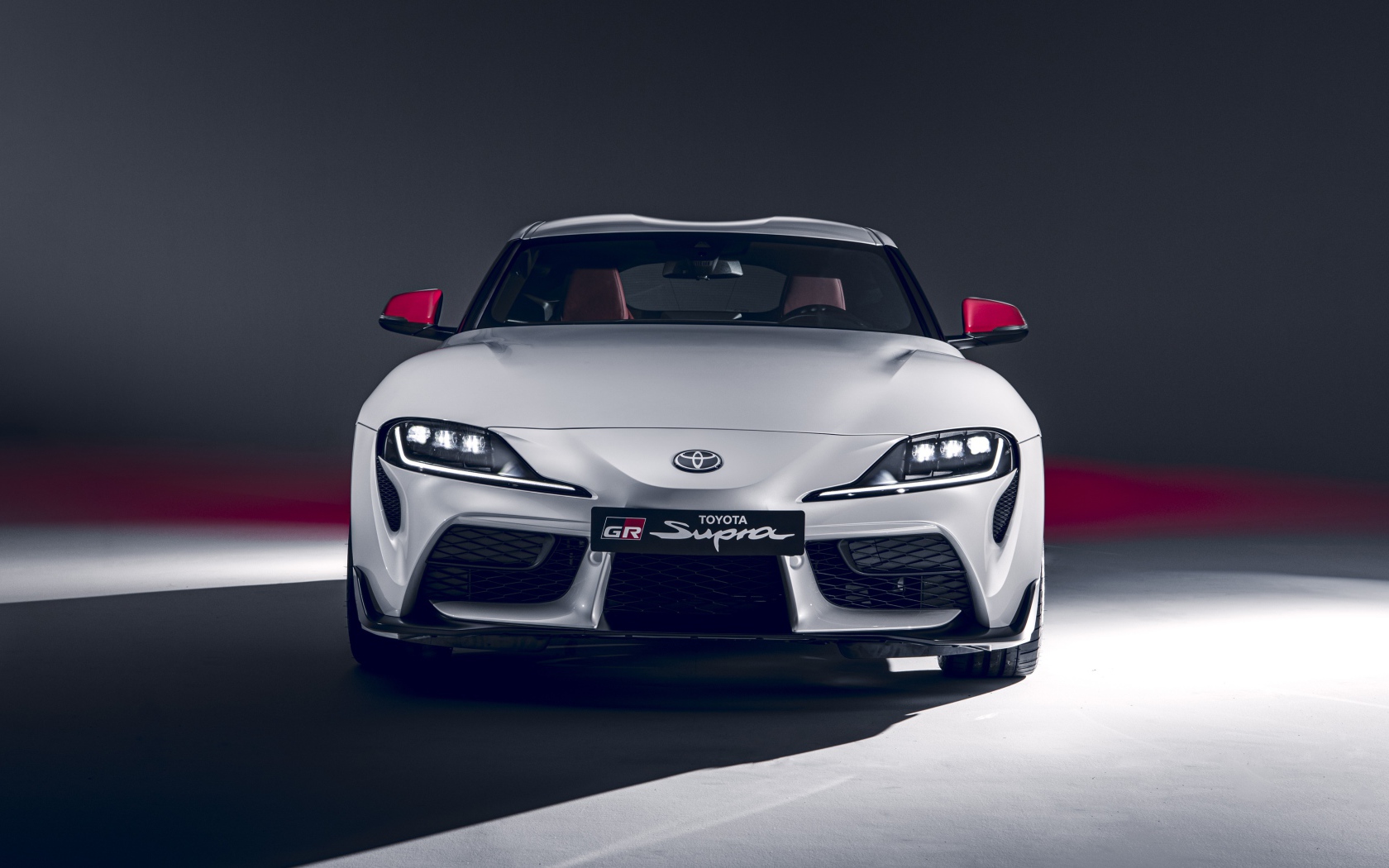 Белый автомобиль Toyota GR Supra 2L 2020 года вид спереди